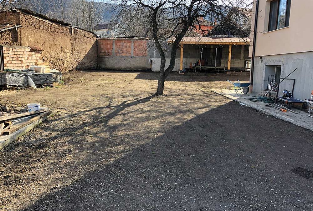 Почистване и затревяване на двор с. Лозен